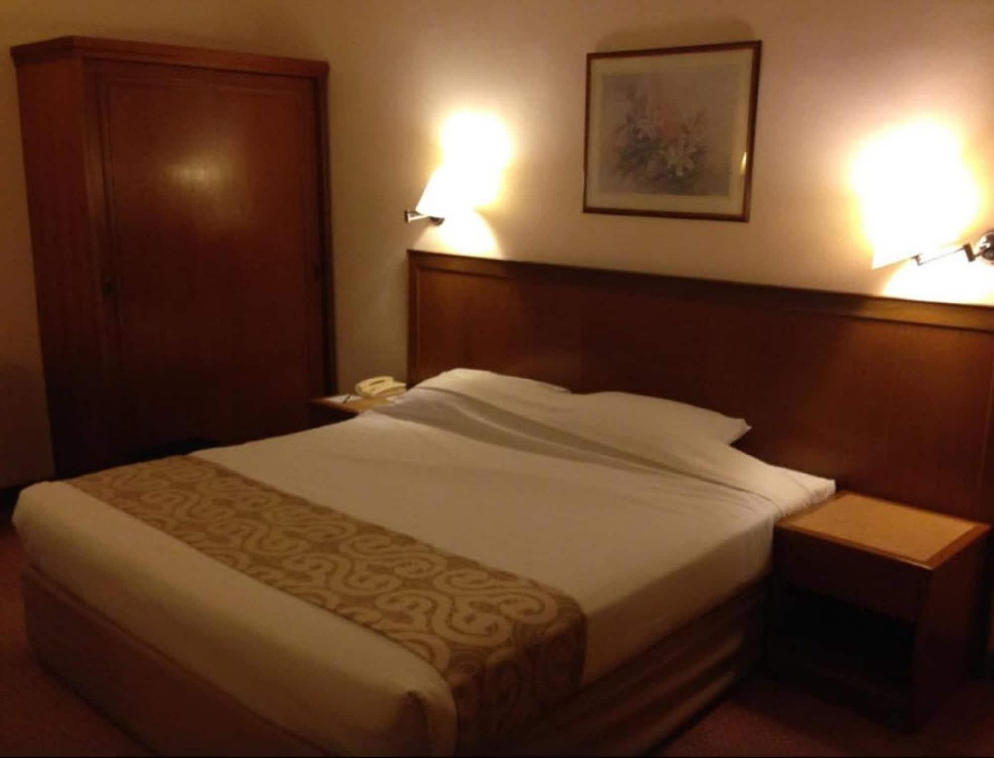 Empress Hotel Szepang Kültér fotó